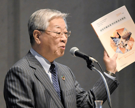 あいさつする経団連の中西宏明会長＝東京都千代田区で２０１９年１月２８日、根岸基弘撮影