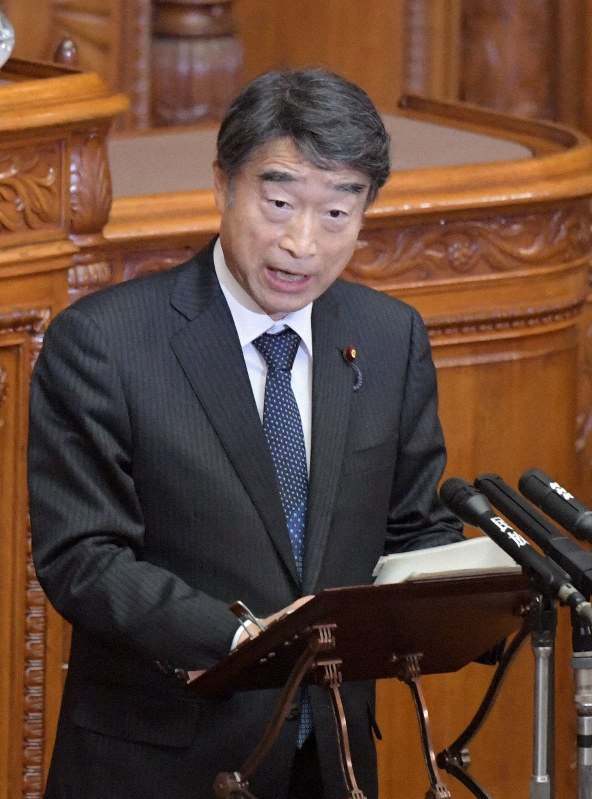 参院本会議で厚生労働省の毎月勤労統計の不正調査問題について答弁する根本匠厚生労働相=国会内で2019年1月29日、川田雅浩撮影