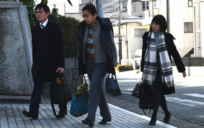 訴状を提出するため熊本地裁に入る原告弁護団ら=熊本市中央区で2019年1月29日、清水晃平撮影