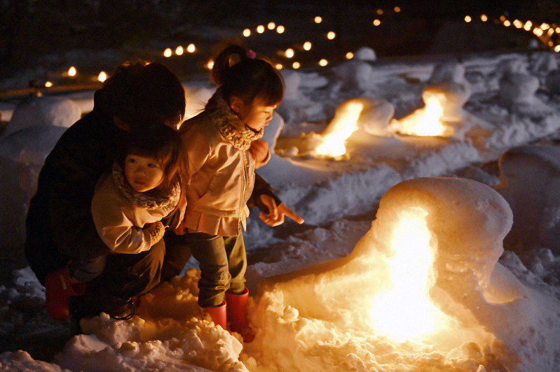 銀世界に浮かぶろうそくのともしび 日光 かまくら祭 はバーベキューもok 毎日新聞