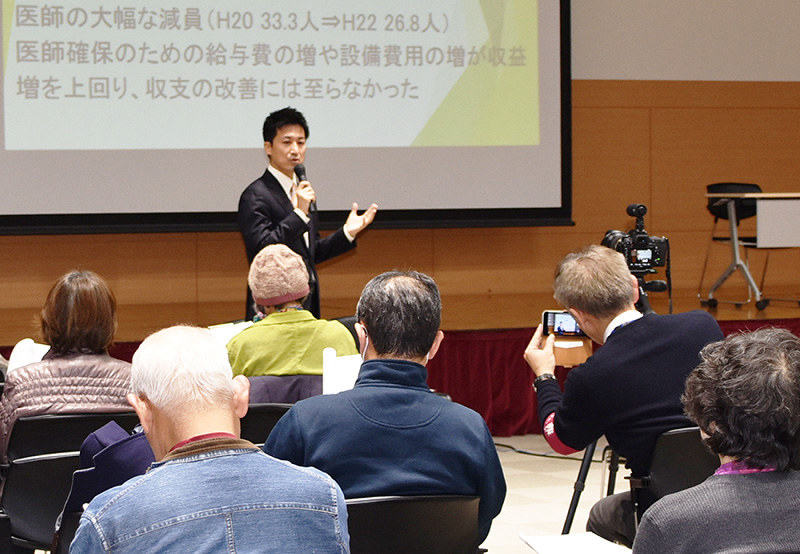 兵庫県川西市立川西病院の公設民営化について、市民に理解を求める越田謙治郎市長=同市栄町のアステホールで、土居和弘撮影