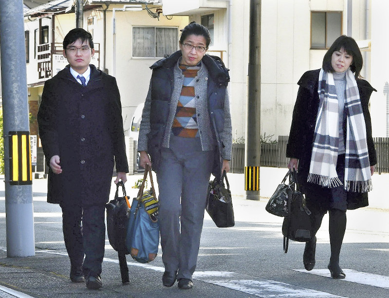 熊本地裁に訴状を提出した松村尚美弁護士(中央)ら原告弁護団=熊本市中央区の熊本地裁前で2019年1月29日、清水晃平撮影