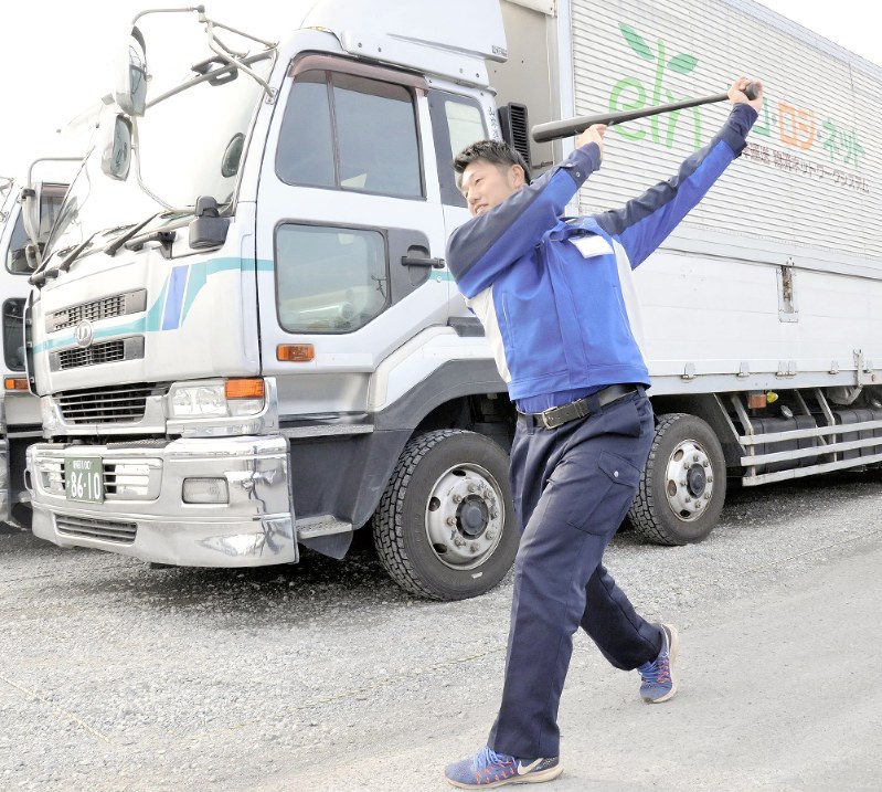 仕事の合間に素振りをする主将の高橋慎弥=静岡県島田市で2018年12月20日、真下信幸撮影