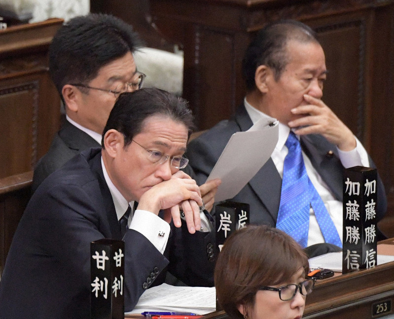 衆院本会議で代表質問を聞く自民党の岸田文雄政調会長(左端)と二階俊博幹事長(右端)=国会内で2019年1月30日午後3時20分、川田雅浩撮影
