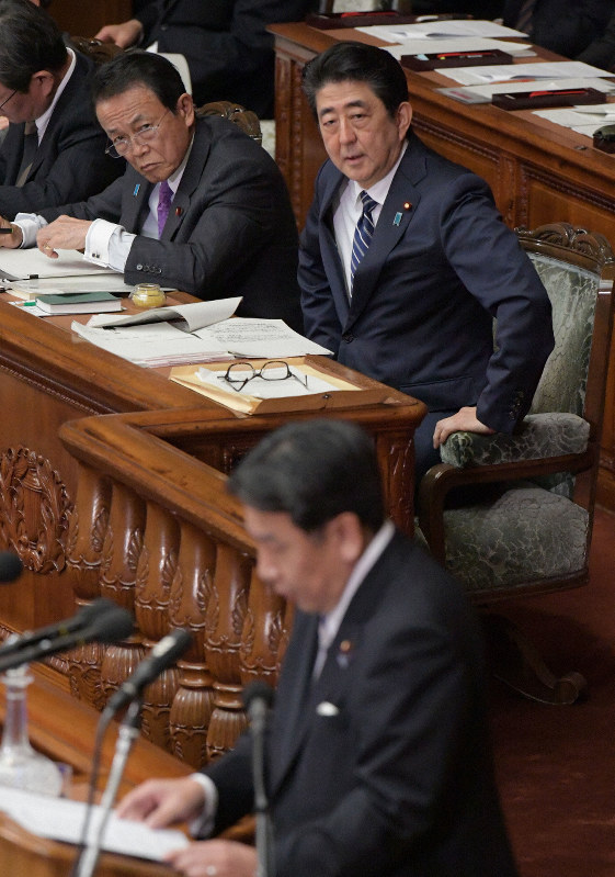 衆院本会議で立憲民主党の枝野幸男代表(手前)の代表質問を聞く安倍晋三首相(奥右)と麻生太郎副総理兼財務相(奥左)=国会内で2019年1月30日午後1時半、川田雅浩撮影