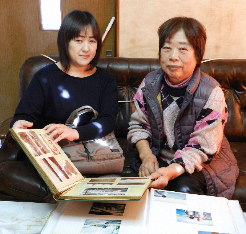 西岡恭蔵さんが残したアルバムを見る岡野和代さん(左)と西岡さんの実姉、中森茂さん=三重県志摩市志摩町の実家で、林一茂撮影