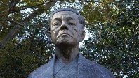 井上靖文学館の前に建つ岡野喜一郎・3代目頭取の像＝静岡県長泉町で2018年11月、今沢真撮影