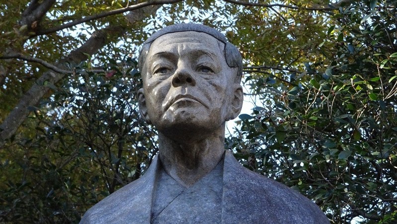 井上靖文学館の前に建つ岡野喜一郎・3代目頭取の像=静岡県長泉町で2018年11月、今沢真撮影
