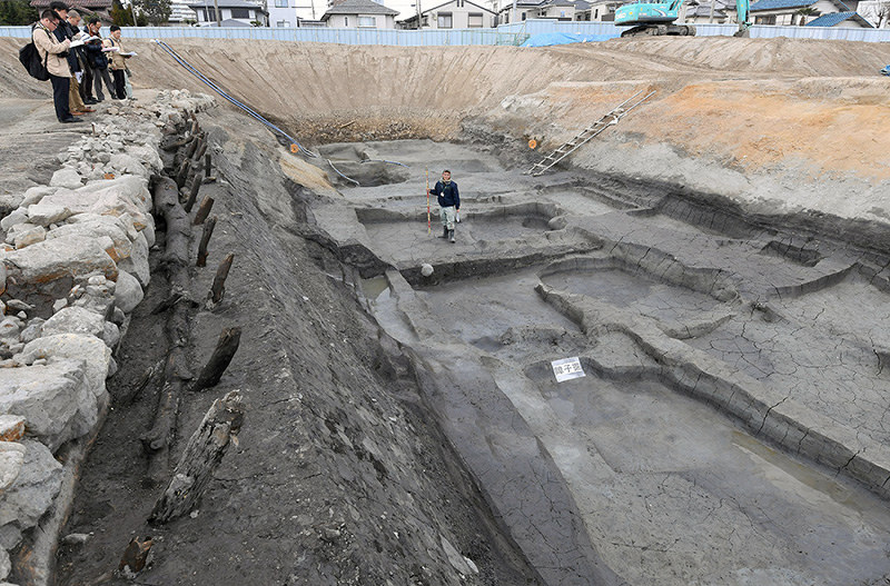 高槻城跡で見つかった堀。上端部に石垣が築かれ、底には侵入者の動きを止める仕掛けが施されていた=大阪府高槻市で2019年1月29日、山田尚弘撮影