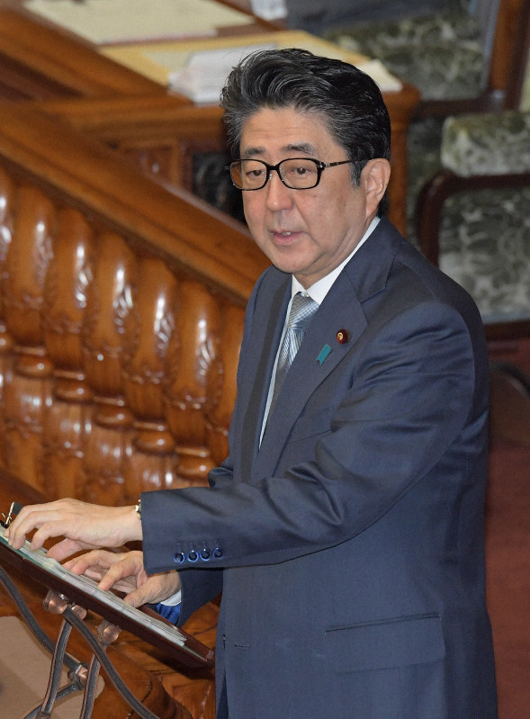 参院本会議で代表質問に答える安倍晋三首相=国会内で2019年2月1日午前10時28分、川田雅浩撮影