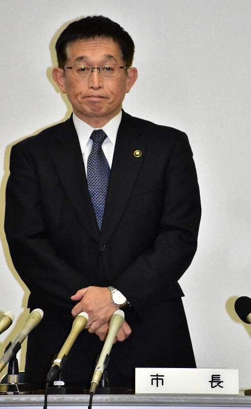 「許されない発言だった」と謝罪する泉房穂・明石市長=兵庫県明石市役所で2019年1月29日午前10時34分、浜本年弘撮影