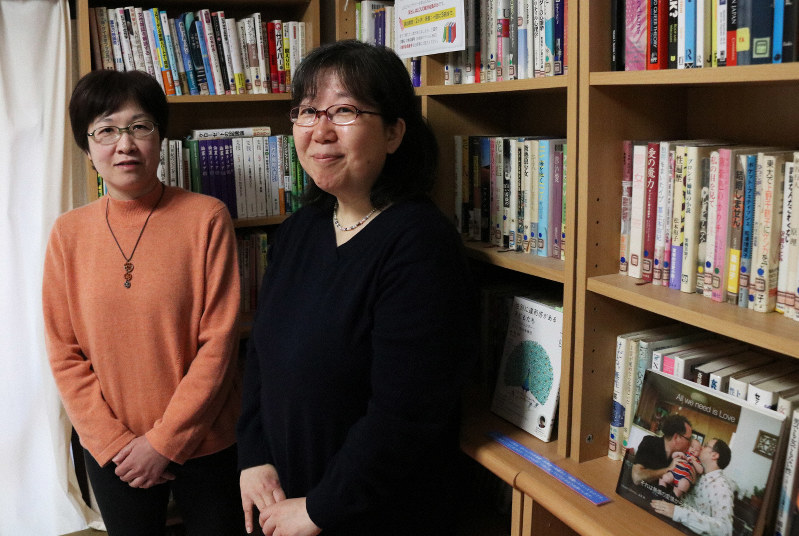 2人がボランティアで運営する性的少数者のためのフリースペースで話す大江さん(右)と小川さん。2人は「信頼と尊重に裏打ちされた関係」という=東京都中野区で、後藤由耶撮影