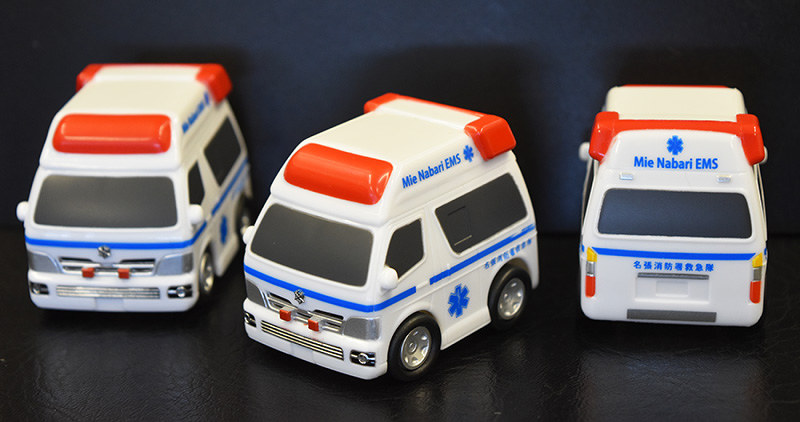 ミニカー 青色ラインが珍しい 名張市消防の救急車 玩具菓子に 大阪のメーカー ４日から全国発売 三重 毎日新聞