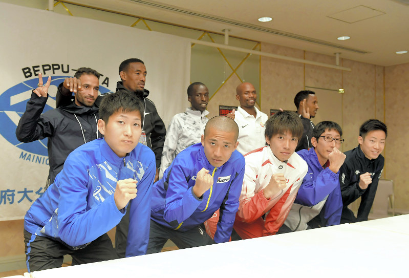 別府大分毎日マラソンでの健闘を誓う招待選手たち。前列左から上門、園田、荻野、岡本、大六野。後列左からラクーアヒ、ゴダナ、キプロティチ、モクゴブ、アダネ=徳野仁子撮影
