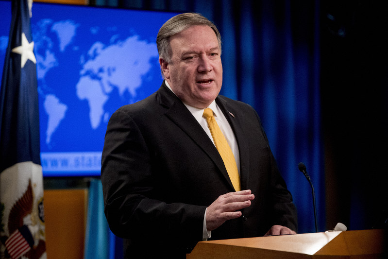 記者会見でINF全廃条約からの離脱を発表するポンペオ米国務長官=米ワシントンで1日、AP