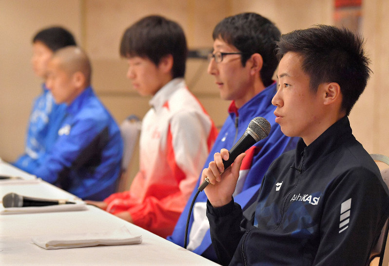 初マラソンに臨む意気込みを語る大六野秀畝(右端)ら国内招待選手たち=大分市で2019年2月2日午後2時8分、徳野仁子撮影