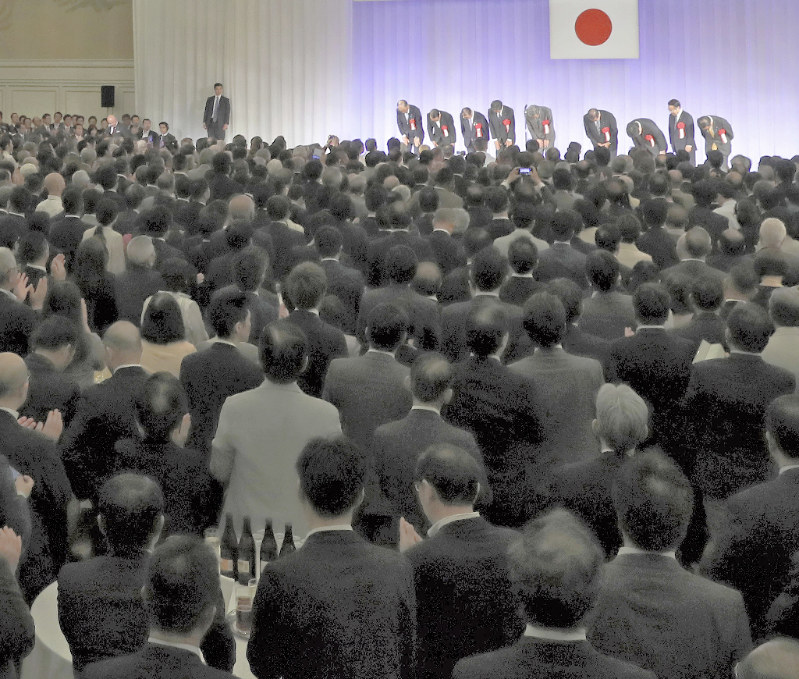 東京都内のホテルで昨年開かれた政治資金パーティー。
購入者・団体名をどこまで公表すべきかが問われている撮影