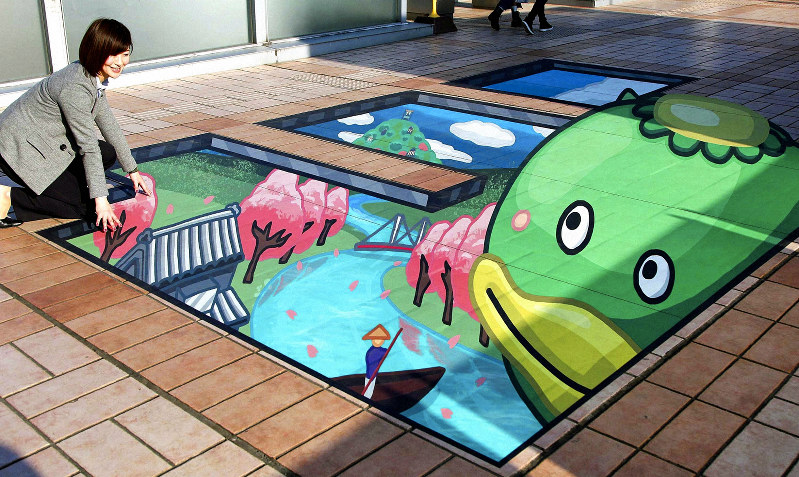 ゆるキャラ「カパル」じろり 埼玉・志木駅にだまし絵登場 | 毎日新聞