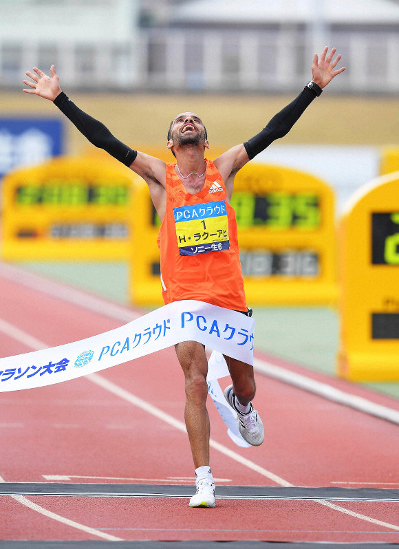 1位でフィニッシュするヒシャム・ラクーアヒ=大分市営陸上競技場で2019年2月3日、津村豊和撮影