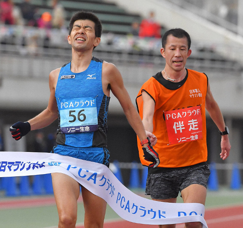 視覚障害男子の部で、3位でフィニッシュする山下慎治選手(左)と伴走の坂梨史典さん=大分市営陸上競技場で2019年2月3日午後2時43分、徳野仁子撮影