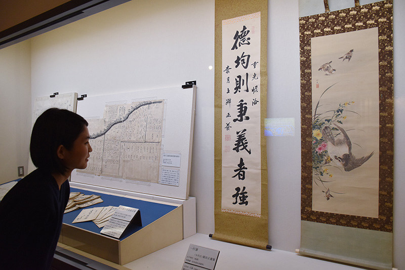 宮川藩歴代藩主の絵や書が並ぶ展示会場=滋賀県長浜市公園町の長浜城歴史博物館、若本和夫撮影