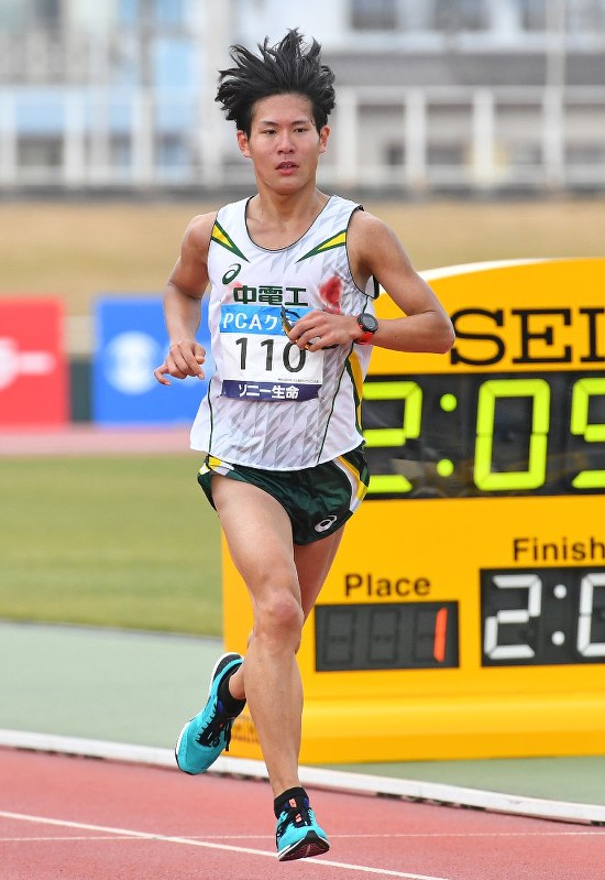日本人首位となる4位でフィニッシュする二岡=野田武撮影