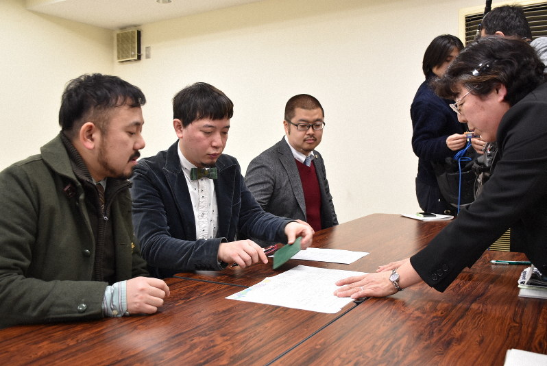婚姻届の受理を求める田中昭全さん(左)と川田有希さん(左から2人目)=香川県三豊市役所で2019年2月4日、小川和久撮影