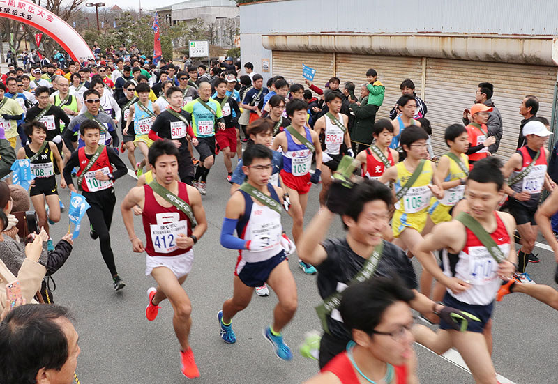 葛城公園をスタートする選手ら=奈良県御所市で、稲生陽撮影