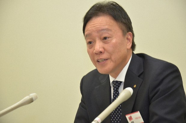 決算発表するTDKの山西哲司常務執行役員