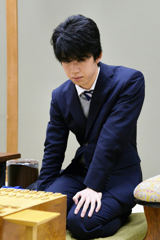 順位戦に臨む藤井聡太七段=大阪市福島区の関西将棋会館で2019年2月5日午前、加古信志撮影