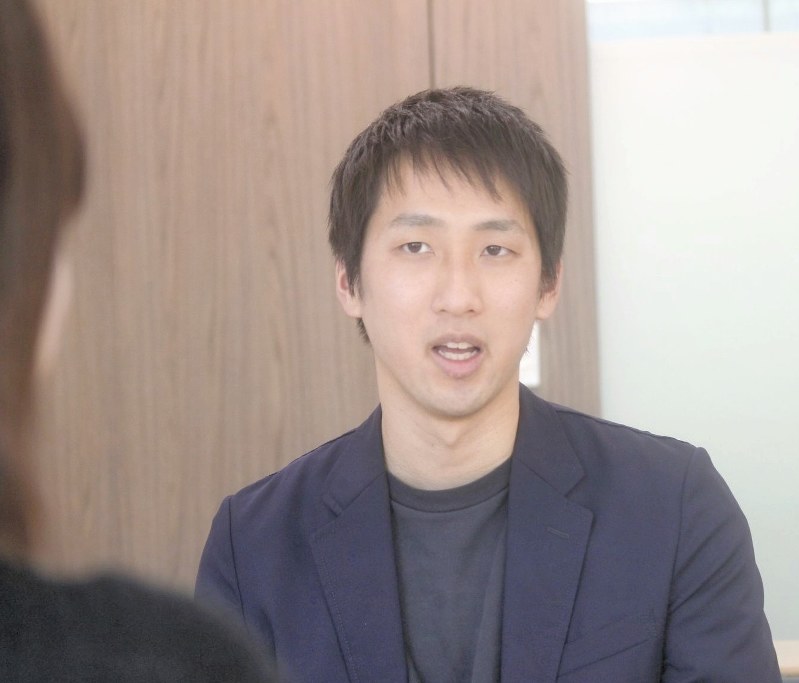 著書や作家生活について語る朝井さん=東京都内で