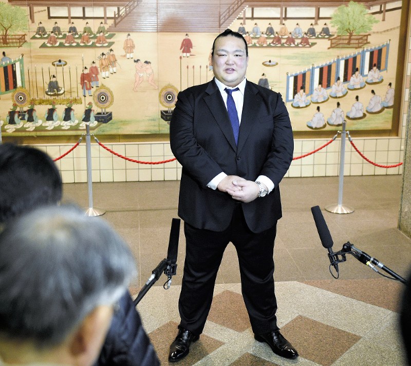 年寄総会に出席後、記者の質問に答える元横綱・稀勢の里の荒磯親方=東京・両国国技館で2019年1月31日、丸山博撮影