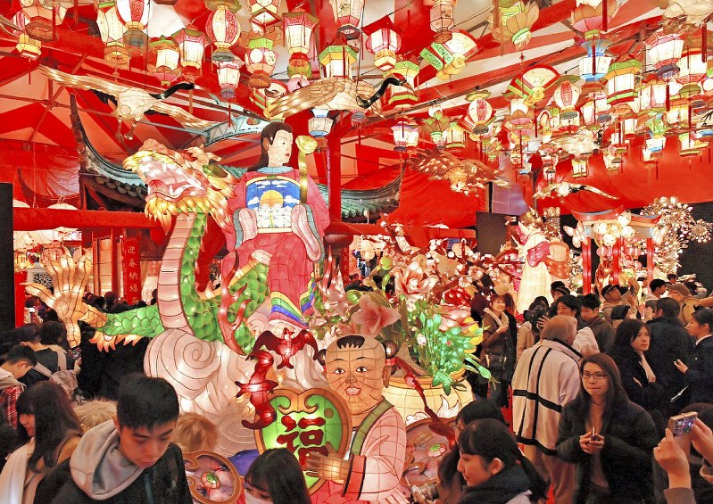 色鮮やかに浮き上がるランタンやオブジェ=長崎市で2019年2月5日午後6時16分、野田武撮影