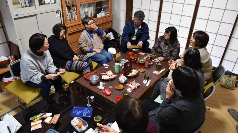 なんじゃもんじゃカフェで談笑する参加者=大分市内(筆者撮影)