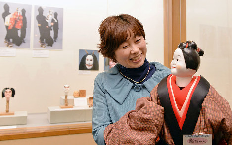 一人遣い用の人形を手に笑顔を見せる細川貂々さん＝大阪市中央区で、望月亮一撮影