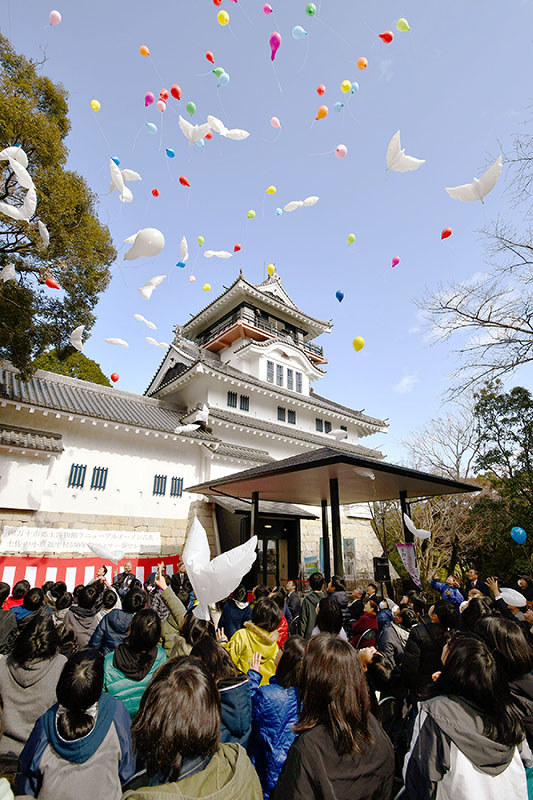 記念の風船を飛ばす小学生ら=高知県四万十市中村の郷土博物館前で、上野力撮影
