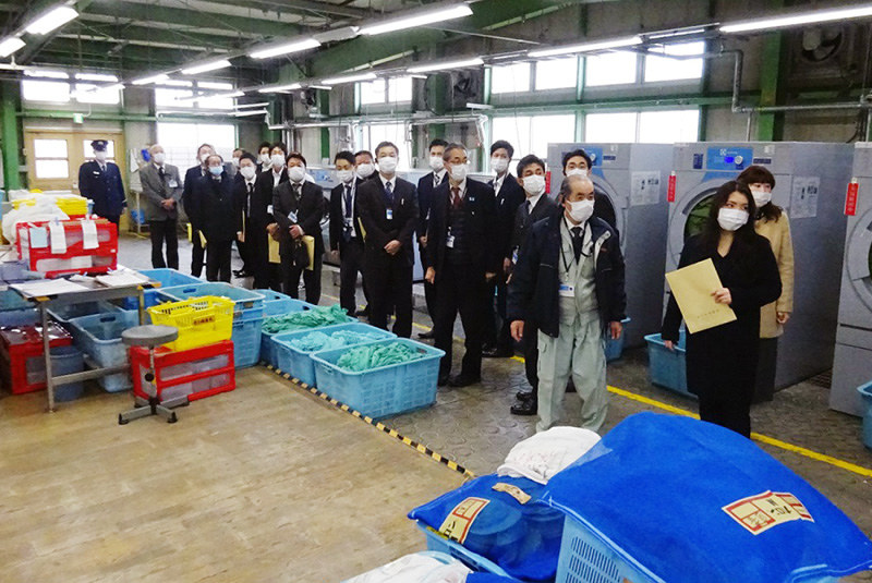 加古川刑務所内で行われている作業を見学する業界団体や経済団体の参加者=兵庫県加古川市加古川町で、同刑務所提供
