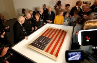 　２月４日、第２次大戦中の１９４４年６月６日に、ノルマンディー上陸作戦の一環としてドイツ占領下フランスのユタ・ビーチに上陸した部隊が使用した米国旗（写真）が、オランダの美術館で展示された後に米国に返還されることになった。ロッテルダムで撮影（２０１９年　ロイター／Eva Plevier）