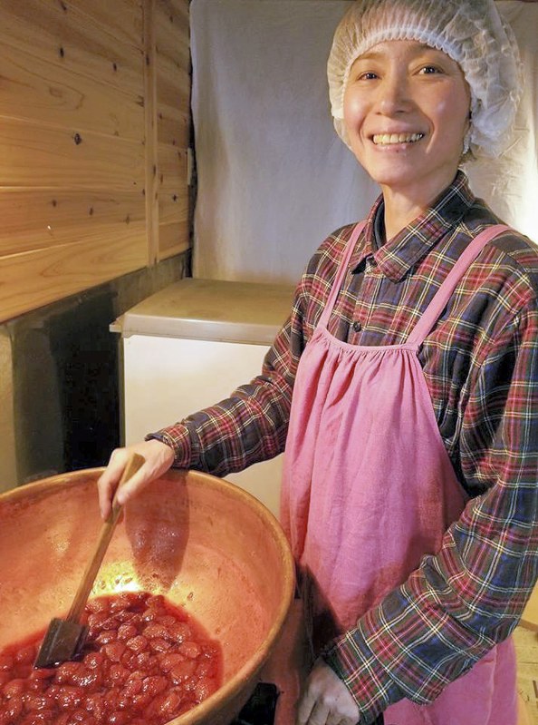 夫と営む農園で取れたイチゴでジャムをつくる内布恵美子さん