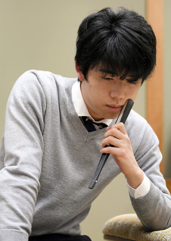 近藤誠也五段に敗れ、対局を振り返る藤井聡太七段=大阪市福島区の関西将棋会館で2019年2月5日午後11時52分、久保玲撮影