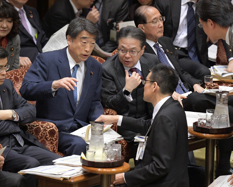 参院予算委員会で毎月勤労統計の不正調査問題について審議が止まり、事務方らと協議する根本匠厚生労働相(左)=国会内で2019年2月6日午前9時54分、川田雅浩撮影