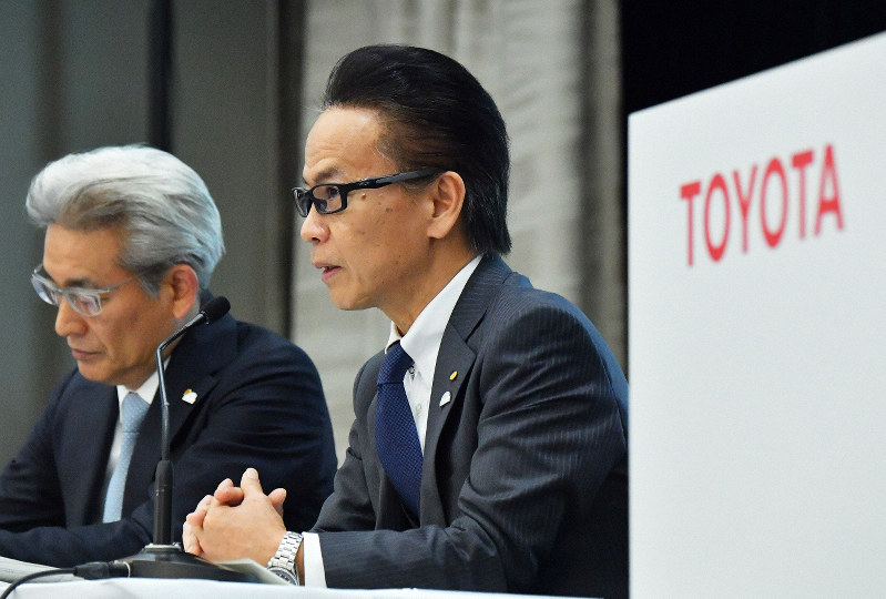 記者会見で決算を発表するトヨタ自動車の友山茂樹副社長(右)と白柳正義執行役員=東京都文京区で2019年2月6日午後2時8分、渡部直樹撮影