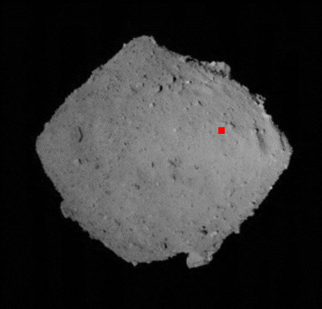 はやぶさ2の着陸予定地点（右にある正方形）＝宇宙航空研究開発機構、東京大など提供