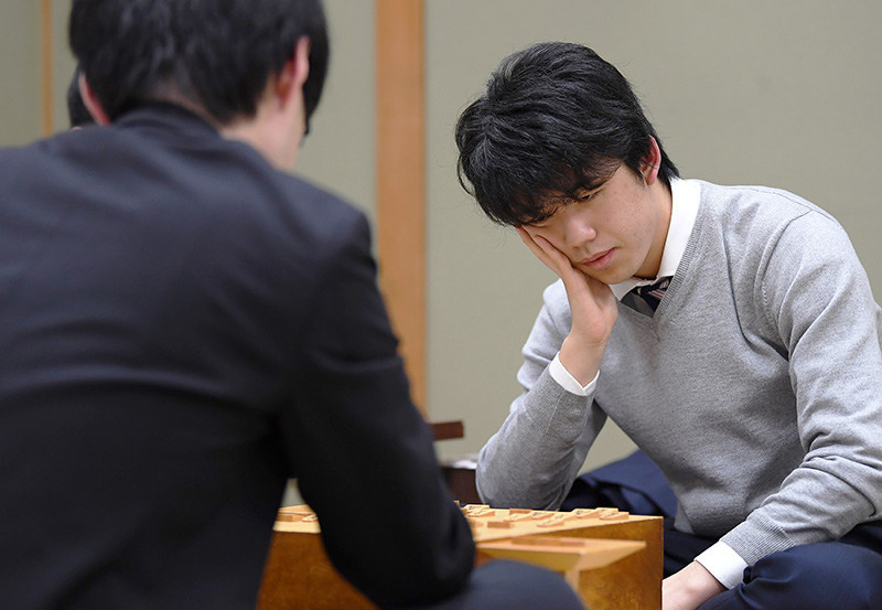 近藤誠也五段に敗れ、対局を振り返る藤井聡太七段=大阪市福島区の関西将棋会館で2019年2月6日午前0時10分、久保玲撮影
