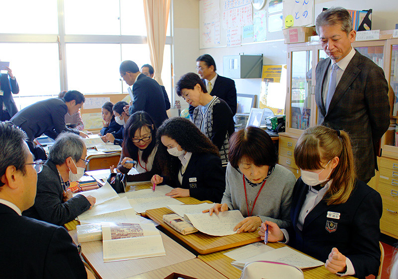 日本語教室の授業を視察する滋賀県教委の教育委員ら=滋賀県湖南市の市立日枝中学校で、大澤重人撮影
