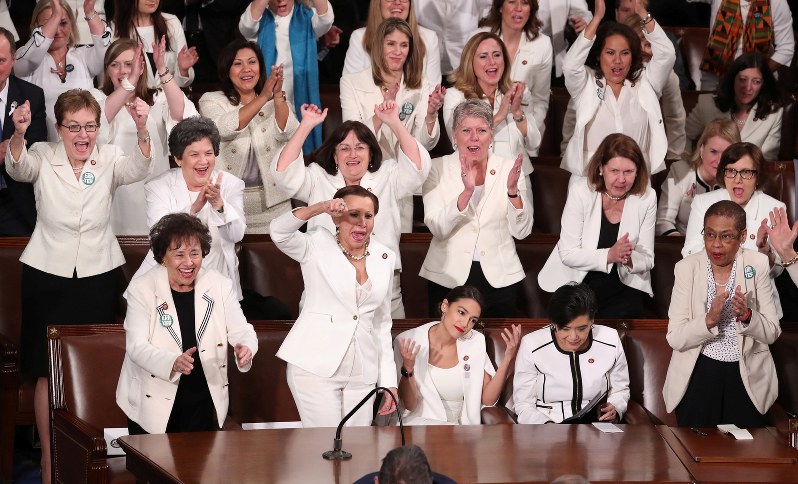 トランプ米大統領 一般教書演説 民主女性議員 白い服で出席 女性の権利 守る意思込め 毎日新聞