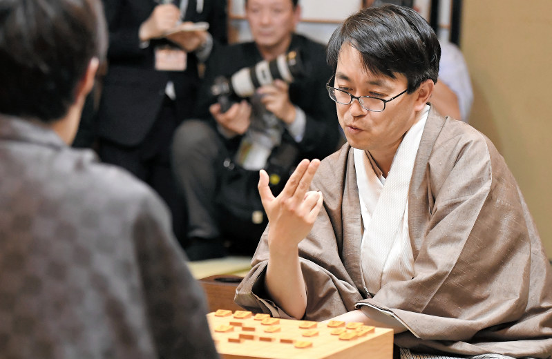 27年ぶりに無冠となり、対局を振り返る羽生善治竜王(右)。手前は広瀬章人新竜王=山口県下関市で2018年12月21日、上入来尚撮影