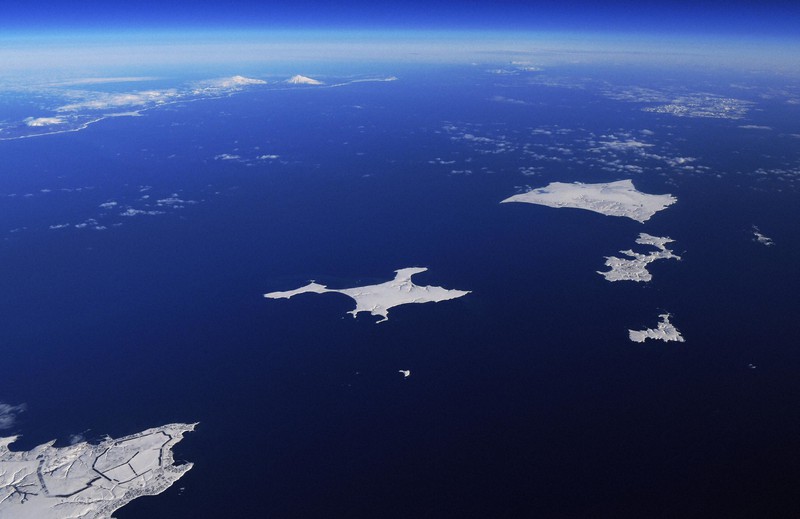 外交青書巡り自民から批判 北方領土「日本に帰属」記載なし | 毎日新聞