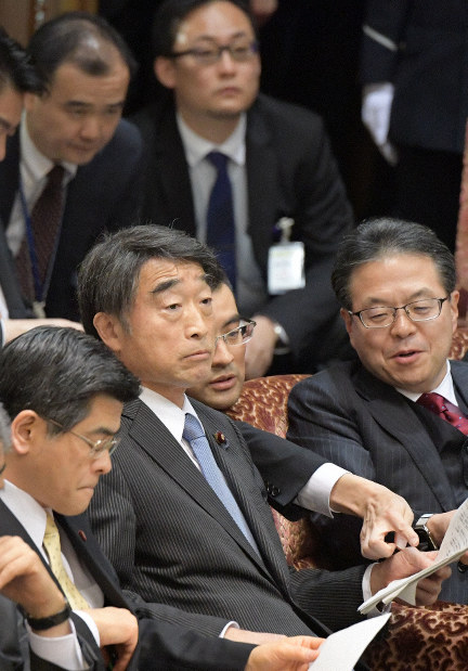 参院予算委員会で答弁のため事務方と協議する根本匠厚生労働相（手前中央）＝国会内で2019年2月7日午後3時53分、川田雅浩撮影