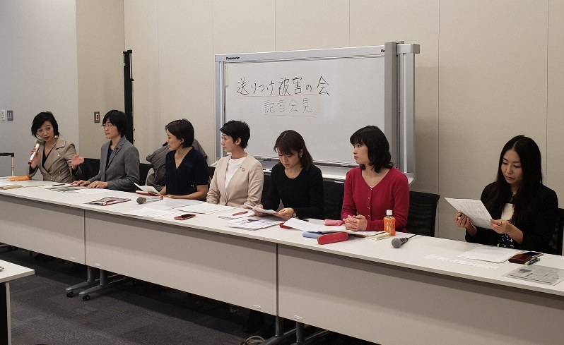 記者会見する(左から)太田啓子弁護士、緒方夕佳・熊本市議、作家の北原みのりさん、村上聡子・北九州市議、濱田すみれさん、菱山南帆子さん、猿田佐世弁護士